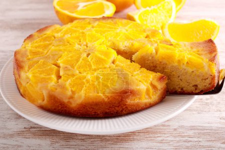 Téléchargez les photos : Gâteau orange à l'envers, tranché et servi - en image libre de droit