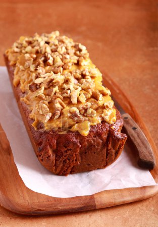 Téléchargez les photos : Carrot cake with caramel and walnut topping - en image libre de droit
