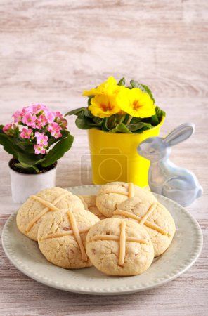 Téléchargez les photos : Hot cross cookies, Easter homemade sweet treats - en image libre de droit