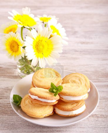 Téléchargez les photos : Vanilla kisses cookies sandwich cookies with cream filling - en image libre de droit