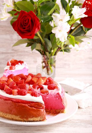 Téléchargez les photos : Gâteau au fromage en velours rose avec garniture aux baies - en image libre de droit