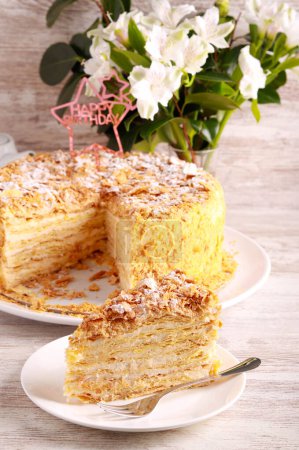 Téléchargez les photos : Un gâteau mille-feuille ou Napoléon, pâtisserie en couches à la crème anglaise - en image libre de droit