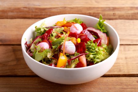 Téléchargez les photos : Salade de betteraves, mozzarella et mélange - en image libre de droit