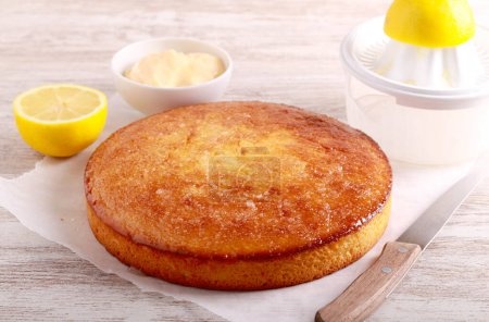 Téléchargez les photos : Gâteau au citron, tranché et servi avec du caillé - en image libre de droit