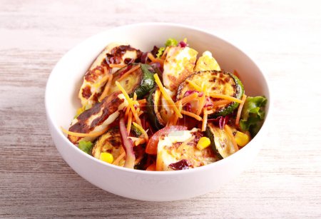 Téléchargez les photos : Salade de courgettes grillées et fromage halloumi - en image libre de droit