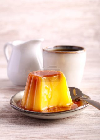 Téléchargez les photos : Crème au caramel crème anglaise et dessert au caramel pudding, flan - en image libre de droit