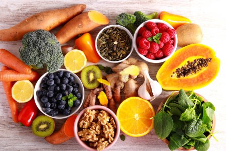 Foto de Inmunoestimulante de alimentos. Surtido de verduras, frutas, bayas y semillas saludables. - Imagen libre de derechos