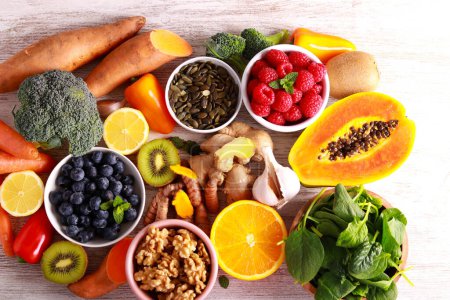 Téléchargez les photos : Aliments stimulants immunitaires. Assortiment de légumes, fruits, baies et graines sains. - en image libre de droit