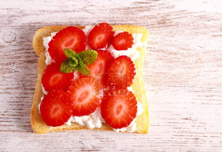 Téléchargez les photos : Toast au fromage cottage et à la fraise - en image libre de droit