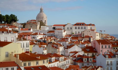Foto de Lisboa, Portugal 24 de diciembre de 2022.Vista desde el mirador superior en el centro de Lisboa - Imagen libre de derechos
