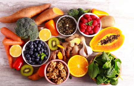 Téléchargez les photos : Aliments stimulants immunitaires. Assortiment de légumes, fruits, baies et graines sains. - en image libre de droit