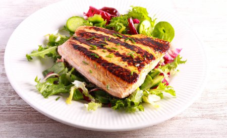 Téléchargez les photos : Filet de saumon épicé avec salade - en image libre de droit