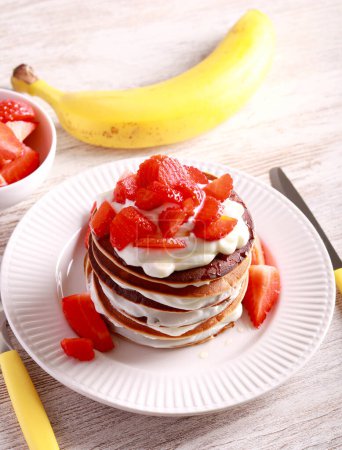 Téléchargez les photos : Crêpes à la banane avec skyr et fraise - en image libre de droit