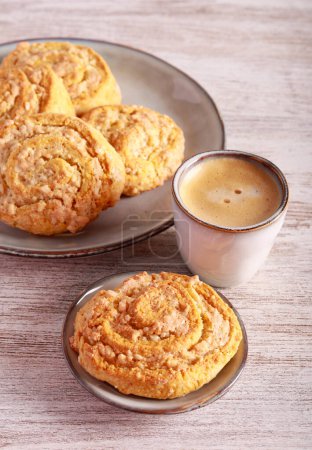 Téléchargez les photos : Biscuits Pinwheel avec noix et remplissage meringue - en image libre de droit