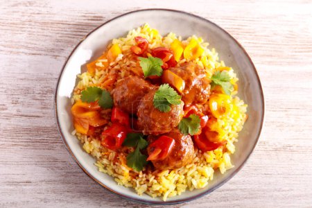 Téléchargez les photos : Boulettes de viande aigre-douce au poivre et sauce sur riz - en image libre de droit