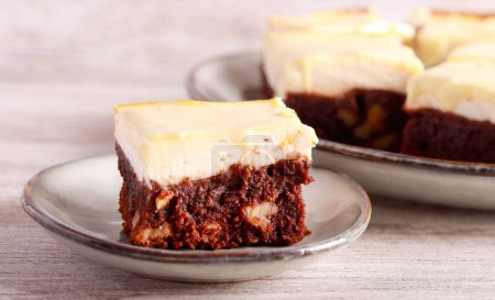 Foto de Brownies de nuez con queso y cobertura de chocolate blanco - Imagen libre de derechos