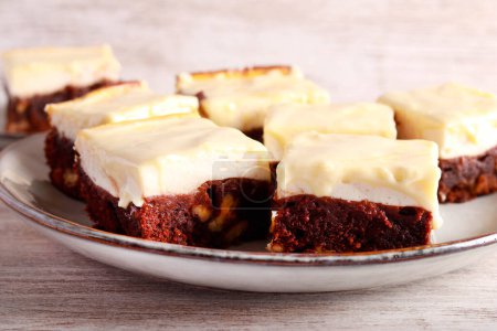 Téléchargez les photos : Brownies aux noix avec garniture au fromage et chocolat blanc - en image libre de droit