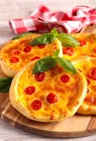 Téléchargez les photos : Mini pizzas aux tomates et mozzarella maison - en image libre de droit