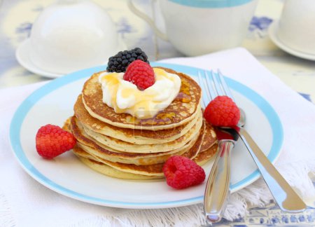 Téléchargez les photos : Sweet fritters with sour cream and berries - en image libre de droit