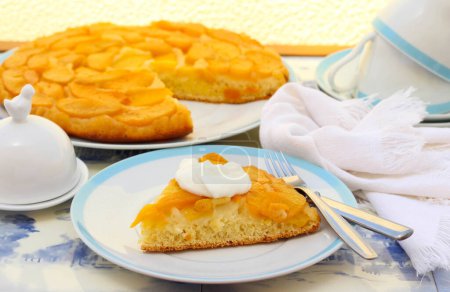 Téléchargez les photos : Peach upside down cake, served - en image libre de droit