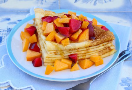 Téléchargez les photos : Stack of triangle crepes with fruits on top - en image libre de droit