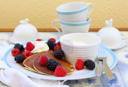 Téléchargez les photos : Homemade protein pancakes with skyr yogurt and berries - en image libre de droit