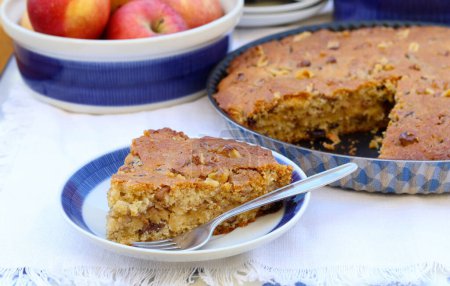 Téléchargez les photos : Apple, cinnamon and walnut cake - en image libre de droit