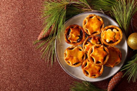 Téléchargez les photos : Hachemeat maison tartes sur assiette dans la décoration de Noël - en image libre de droit