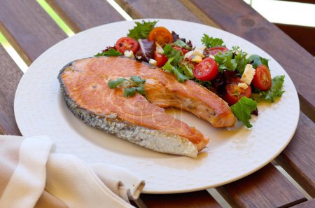 Téléchargez les photos : Steak de saumon frit avec salade dans une assiette - en image libre de droit