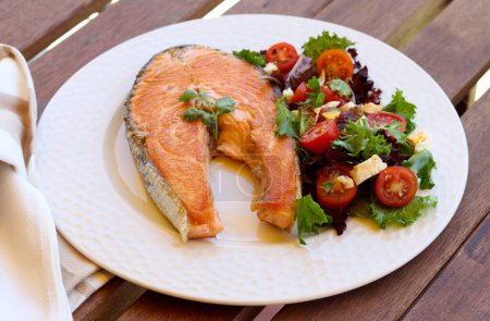 Téléchargez les photos : Steak de saumon frit avec salade dans une assiette - en image libre de droit