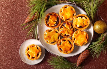 Téléchargez les photos : Hachemeat maison tartes sur assiette dans la décoration de Noël - en image libre de droit