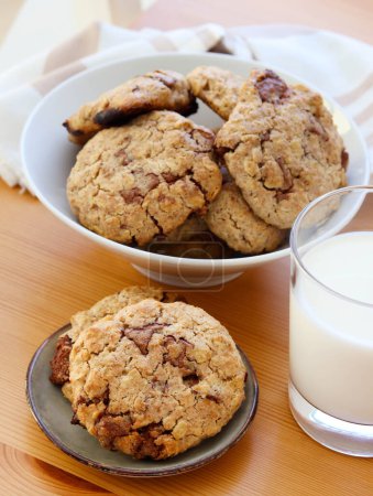 Téléchargez les photos : Biscuits à l'avoine et au chocolat avec verre de lait - en image libre de droit