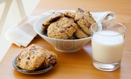 Téléchargez les photos : Biscuits à l'avoine et au chocolat avec verre de lait - en image libre de droit