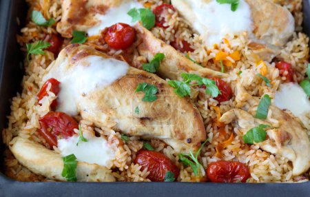 Téléchargez les photos : Poitrine de poulet et ragoût de riz avec mozzarella et tomate - en image libre de droit