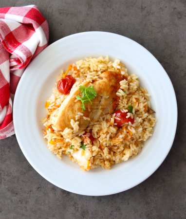 Téléchargez les photos : Poitrine de poulet avec riz, tomate et mozzarella - en image libre de droit