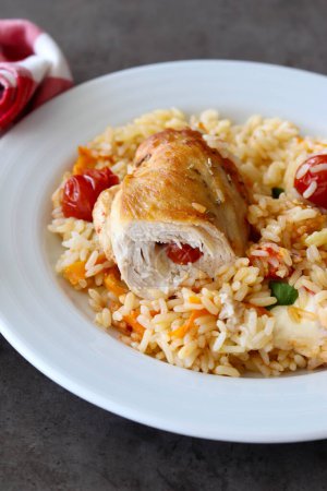 Foto de Pechuga de pollo rellenas de tomate y mozzarella con arroz - Imagen libre de derechos