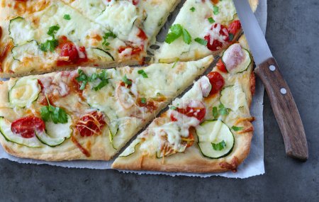 Foto de Pizza casera de calabacín fresco y tomate - Imagen libre de derechos