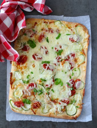 Téléchargez les photos : Pizza maison aux courgettes et tomates fraîches - en image libre de droit