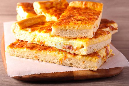 Téléchargez les photos : Tranches de pâtisserie avec garniture au fromage - en image libre de droit