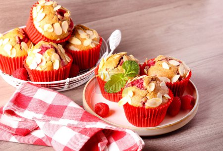 Téléchargez les photos : Muffins complets faibles en gras à la framboise et aux amandes - en image libre de droit