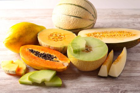 Téléchargez les photos : Différentes sortes de melons sur la table - en image libre de droit