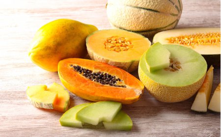 Foto de Diferentes tipos de melones sobre la mesa - Imagen libre de derechos