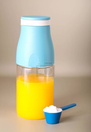 Téléchargez les photos : Complément de poudre monohydrate de créatine pour athlètes et bouteille de jus d'orange - en image libre de droit