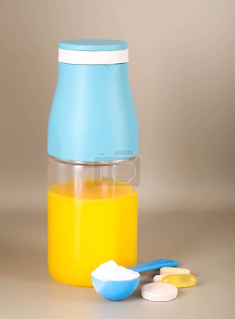 Téléchargez les photos : Suppléments pour athlètes pour une meilleure performance et bouteille de jus d'orange - en image libre de droit