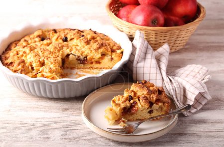 Téléchargez les photos : Gâteau aux pommes poli Szarlotka, servi - en image libre de droit