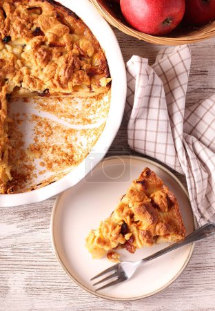 Téléchargez les photos : Gâteau aux pommes poli Szarlotka, servi - en image libre de droit