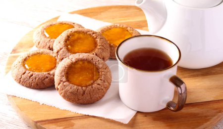 Téléchargez les photos : Beurre d'arachide gelée de chocolat cookies d'empreinte de pouce - en image libre de droit