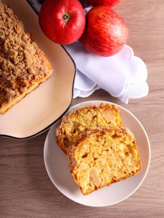 Téléchargez les photos : Gâteau aux pommes et noix avec garniture streusel épicée - en image libre de droit