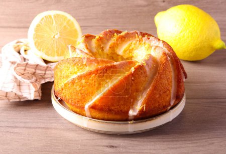 Téléchargez les photos : Gâteau au citron, servi sur assiette - en image libre de droit