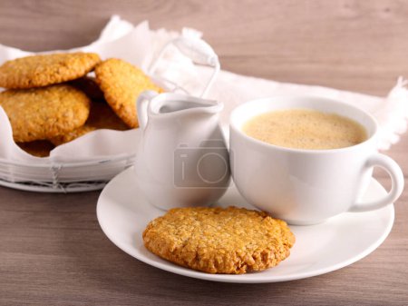 Téléchargez les photos : Biscuits à l'avoine avec tasse de café - en image libre de droit